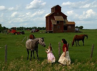 A farm near Moose Jaw, Saskatchewan. (By Saffron Blaze - Own work, CC BY-SA 3.0, Wikimedia Commons.)
