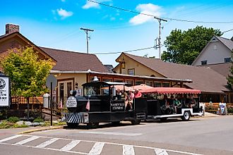 The Nashville Express offers sours of historic Nashville, Indiana. Image: Little Vignettes Photo / Shutterstock.com