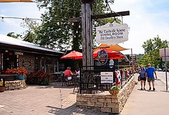 Downtown Nashville, Indiana. Image credit Little Vignettes Photo via Shutterstock
