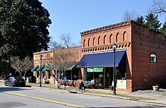 A row of typical late 19th to early 20th-century commercial buildings in Due West, South Carolina. By P. Hughes, CC BY-SA 4.0, https://commons.wikimedia.org/w/index.php?curid=115232575