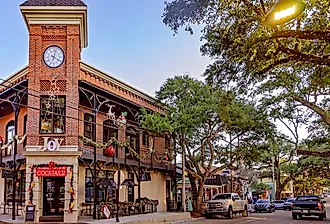 The Office Bar and Lounge is decorated for Christmas at the intersection of Government Street and Washington Avenue in Ocean Springs, Mississippi. Image credit: Carmen K. Sisson via Shutterstock.