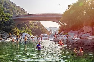 Yuba River bathers in Nevada City, California. Pascalipatou / Shutterstock.com