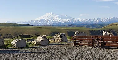 Where Does Mount Elbrus Rise?