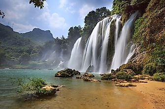 Which Countries Border Vietnam?