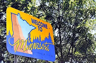 Which States Border Minnesota?