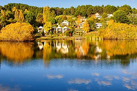 Scenic lakeside houses in the town of Daylesford, Victoria.