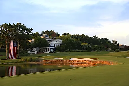 Old Waverly's 18th hole and clubhouse. By SouthernGrind, CC BY-SA 3.0, Wikimedia Commons.