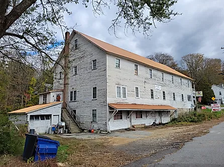 Side view of Rucki's General Store in Abington, Connecticut. By John Phelan - Own work, CC BY-SA 4.0, https://commons.wikimedia.org/w/index.php?curid=139110383