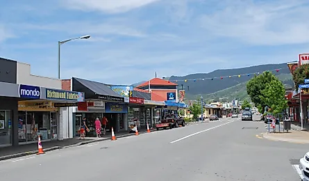 Queen Street, the main street of Richmond in New Zealand. By Mattinbgn (talk · contribs) - Own work, CC BY 3.0, https://commons.wikimedia.org/w/index.php?curid=17735271