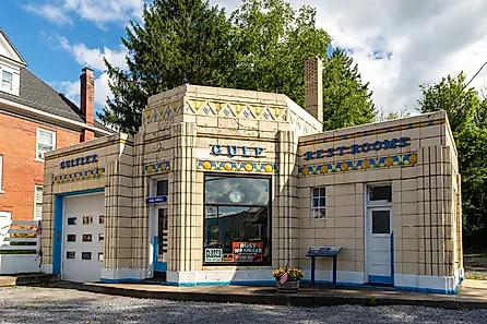 The Dunkle Gulf Station in Bedford Pennsylvania on the Lincoln Highway repress the 1933 Art Deco style of Americana style downtowns. Editorial credit: Nicola Patterson / Shutterstock.com