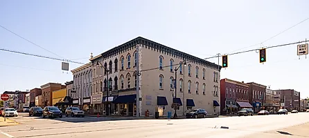 The business district on Washington Street and Main Street in Crawfordsville, Indiana. Editorial credit: Roberto Galan / Shutterstock.com