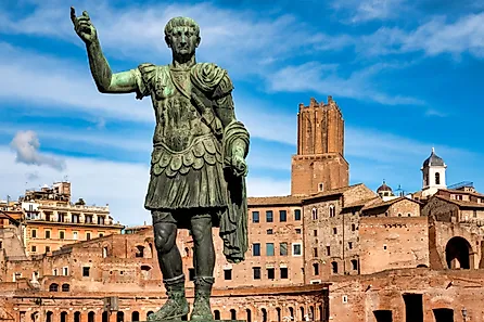 Statue of Emperor Trajan in the Trajan’s Market in via dei fori imperiali, Rome Italy. Via Shutterstock / Only Fabrizio