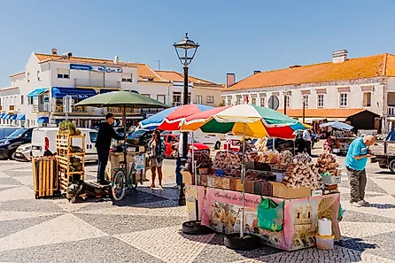 The central square of Nazare Sitio on the hill with its tourists and street vendors (Credit: Pierre-Olivier via Shutterstock)