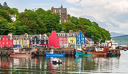 Port with boats in Tobermory in Scotland. Image credit Lasse Johansson via Shutterstock.
