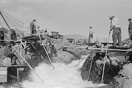 Fishing sites existed along the entire length of The Narrows, Celilo Falls, 1941. 