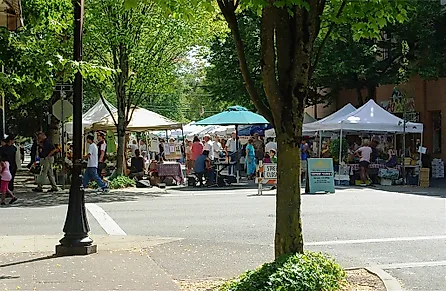 Downtown farmers market in McMinnville, Oregon, USA. By M.O. Stevens, CC BY 3.0, Wikimedia