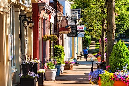 Quaint shops and businesses in Hudson, Ohio. Editorial credit: Kenneth Sponsler / Shutterstock.com.