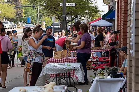 Farmers market in Delaware, Ohio. Image credit arthurgphotography via Shutterstock.com