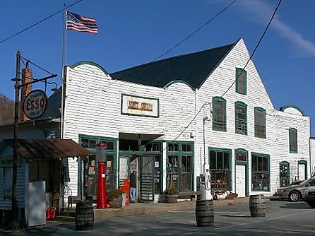 The historic Mast General Store, first opened as the Taylor General Store in 1883, via Ken Thomas - Via Wikimedia Commons / KenThomas.us(personal website of photographer), Public Domain