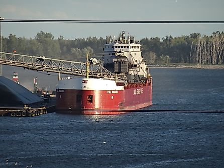 CSL Niagara, alternate unloading view. Exterior of the actual ship discussed; the internal conveyors are below deck. booledozer / CC BY-SA 2.0.