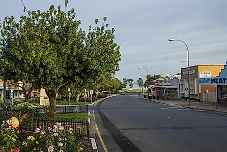 Downtown Barmera at dawn. Via Wikimedia Commons / Sheba_Also 43,000 photos, CC BY-SA 2.0.