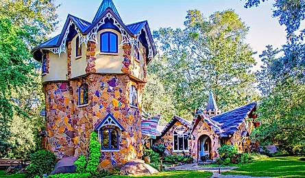  The beautiful Mosher Castle in Fairhope, Alabama. Image credit: Carmen K. Sisson / Shutterstock.com