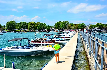 Pier and luxury boats docked in the Skaneateles Lake in Skaneateles, New York. Image credit: PQK / Shutterstock.com.