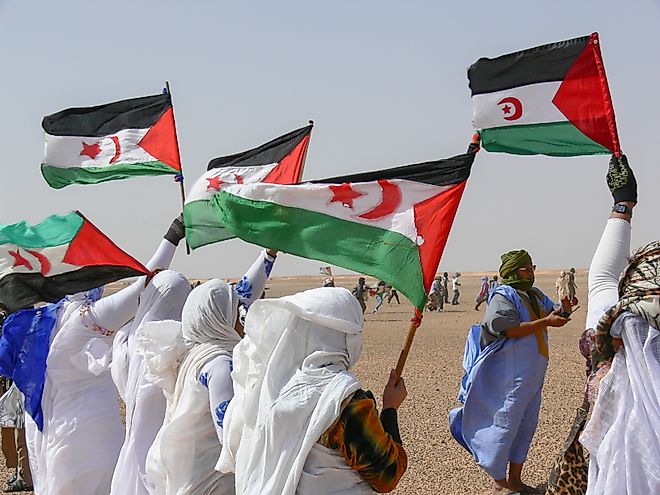 Demonstration calling for independence of Western Sahara in front of the Moroccan berm wall. Editorial credit: Natalia de la Rubia, Shutterstock.com 