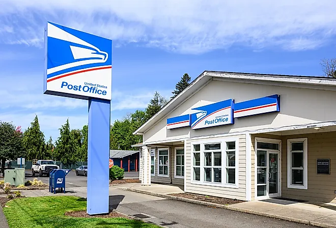 Main post office sign and building at Estacada, Oregon location. Image credit: Ian Dewar Photography via Shutterstock.