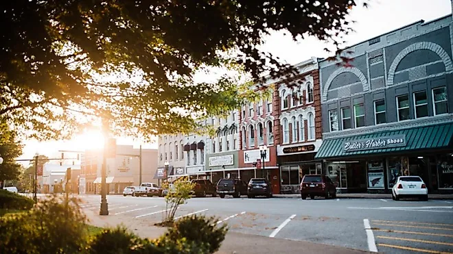 Downtown Paris, Tennessee. Editorial Credit: Cari Griffith, via tennesseerivervalleygeotourism.org.
