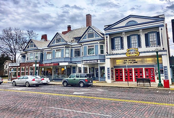 Downtown Marietta with cars parked at curb and the People’s Bank Theatre seen prominently. Image credit Wendy van Overstreet via Shutterstock