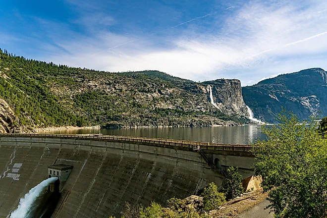 A beautiful panoramic view of the O’Shaughnessy Dam Aqueduct and Hetch Hetchy Reservoir in Yosemite