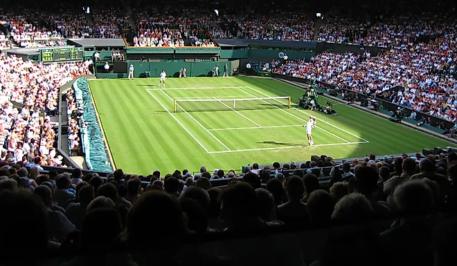 Torneig de Wimbledon. In Wikipedia. https://ca.wikipedia.org/wiki/Torneig_de_Wimbledon By Spiralz from England - 5.46pm ~ Centre Court, CC BY 2.0, https://commons.wikimedia.org/w/index.php?curid=1982514