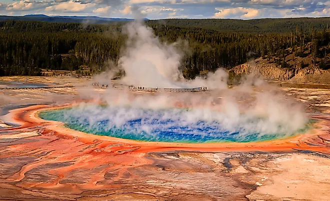 Grand prismatic spring in Yellowstone