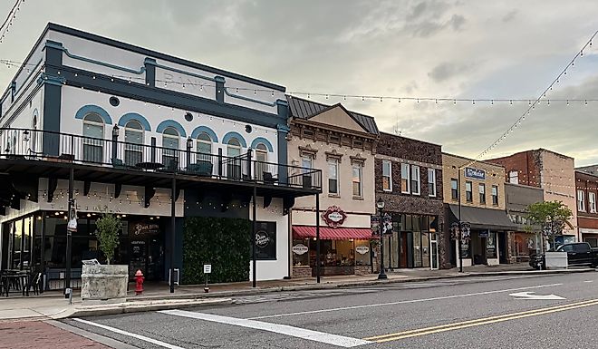Scenes from downtown Tuscumbia, Alabama. Image Credits: Luisa P Oswalt via Shutterstock