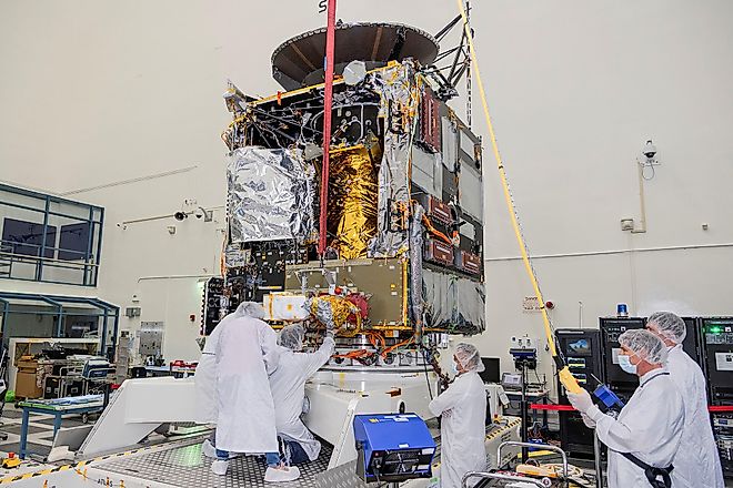 Scientists working on Psyche's thruster integration. By NASA - https://photojournal.jpl.nasa.gov/mission/Psyche, Public Domain