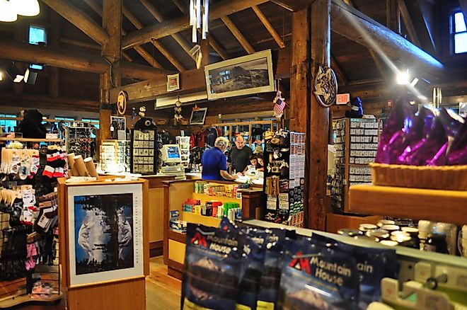 Longmire General Store. By Joe Mabel, CC BY-SA 3.0, https://commons.wikimedia.org/w/index.php?curid=20231119