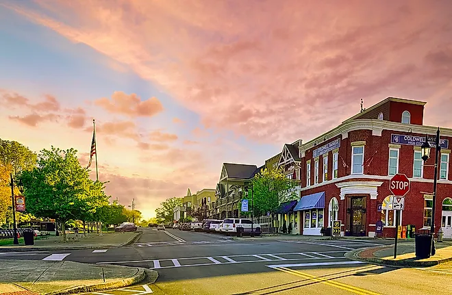 Downtown Blue Ridge, Georgia, at sunset. (Image credit Harrison Keely, CC BY 4.0, via Wikimedia Commons)