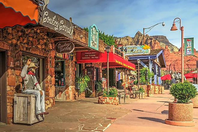 Downtown tourist marketplace in Sedona, Arizona. Image credit: Lynne Neuman / Shutterstock.com.