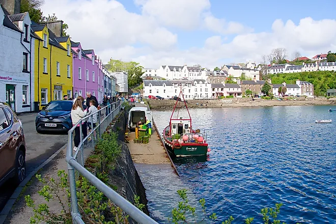 Quiet harbor scene in Portree, Scotland, the UK. Image credit: Multishooter / Shutterstock.com