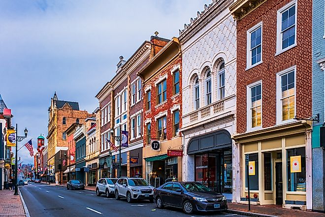 Staunton, Virginia: Downtown road and period architecture on commercial buildings on the historic Beverley Street