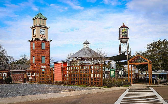 Downtown Covington, Louisiana, showcasing redevelopment and growth with newly renovated buildings and active street scenes. Editorial credit: Wirestock Creators / Shutterstock.com