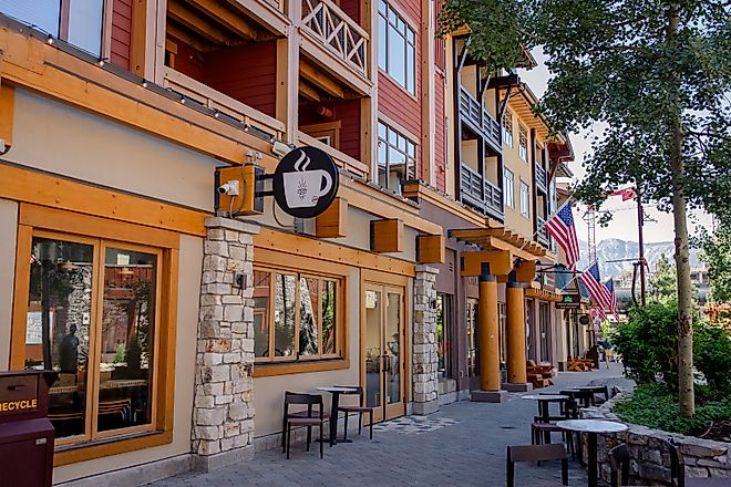A cafe in The Village, a shopping area in the town of Mammoth Lakes, California. Editorial credit: bluestork / Shutterstock.com