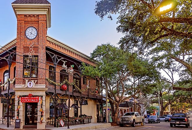 The Office Bar and Lounge is decorated for Christmas at the intersection of Government Street and Washington Avenue in Ocean Springs, Mississippi. Image credit: Carmen K. Sisson via Shutterstock.