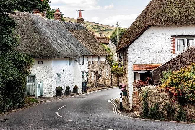 Thatched roof houses in West Lulworth, England (Bourne for nature via Shutterstock)