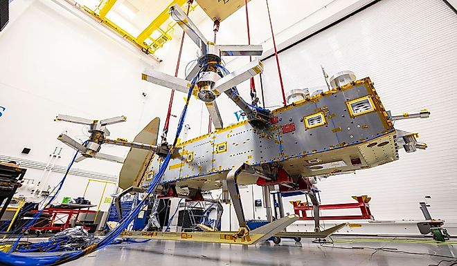 Dragonfly suspended by bungee cords during its ground vibration testing. By NASA/Johns Hopkins APL/Ed Whitman - https://science.nasa.gov/blogs/dragonfly/2026/07/09/nasas-dragonfly-clears-key-tests-as-titan-rotorcraft-takes-shape/, Public Domain, Wikimedia