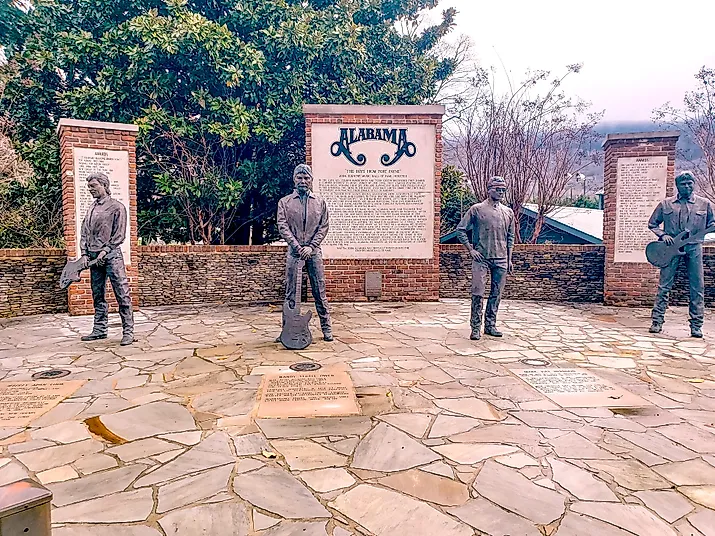 Alabama band statues in downtown Fort Payne, Alabama. Image credit: VioletSkyAdventures / Shutterstock.com.