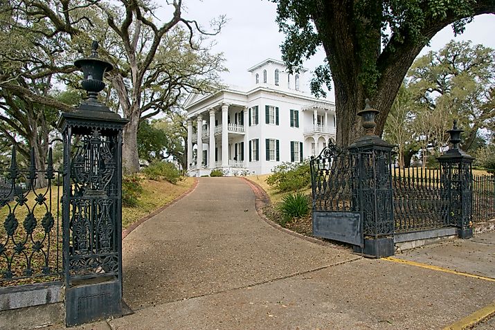 A historic mansion in Natchez, Mississippi. Bennekom / Shutterstock.com