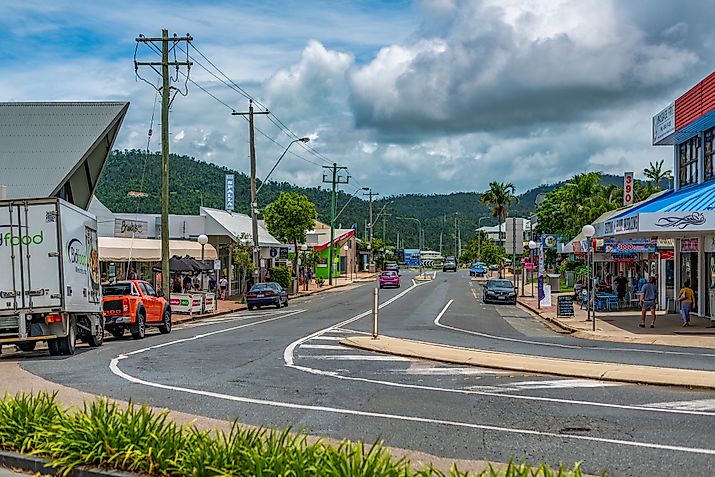 Shute Harbour Road, Airlie Beach, Queensland. Jen Watson / Shutterstock.com.