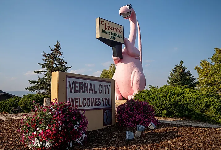Welcome sign with pink dinosaur for Vernal, Utah. Image credit melissamn via Shutterstock